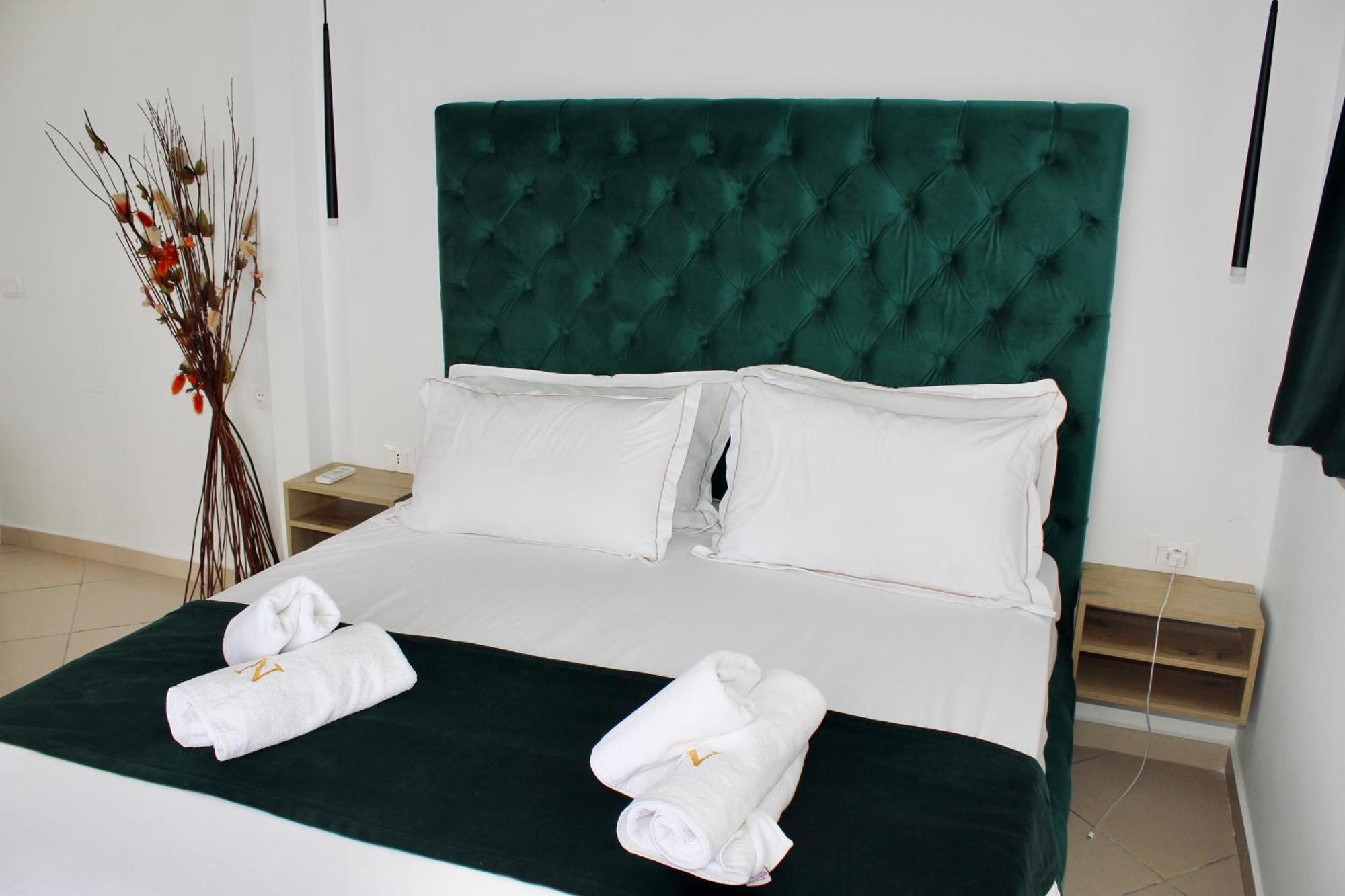 Qeparo Napolon Complex Hotel ภายนอก รูปภาพ